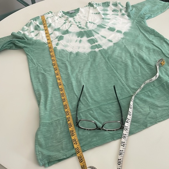 Chico’s Green & White 3/4 Sleeve V-Neck Tie Dye Marble Wash Hem Slit Tunic- L - Picture 8 of 13